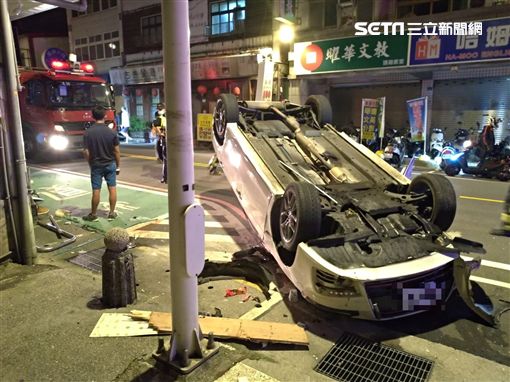 新北市,三峽,翻車,車禍,擦撞