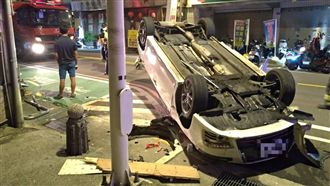 轎車閃避不及撞機車翻覆　畫面超驚悚