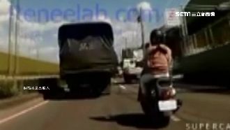 貨車帆布沒綁好　騎士後照鏡勾到慘摔