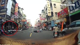 砲彈式擊落騎士！轎車暴衝連環撞4傷