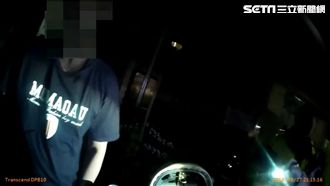 白目男當眾掏槍把玩　民眾驚慌報警