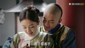 《如懿傳》「反派小燕子」色誘五阿哥。(翻攝微博)