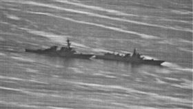 美國海軍驅逐艦「狄卡特號」周日（30日）開進南海海域南薰礁、赤瓜礁12海里內，結果遭中國飛彈驅逐艦攔截，當時雙方衝突畫面曝光，兩鑑最近的距離只有41公尺，相當驚險！（圖／翻攝自《gCaptain》）