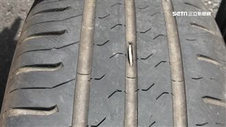 十元硬幣成爆胎元凶　駕駛苦笑難置信
