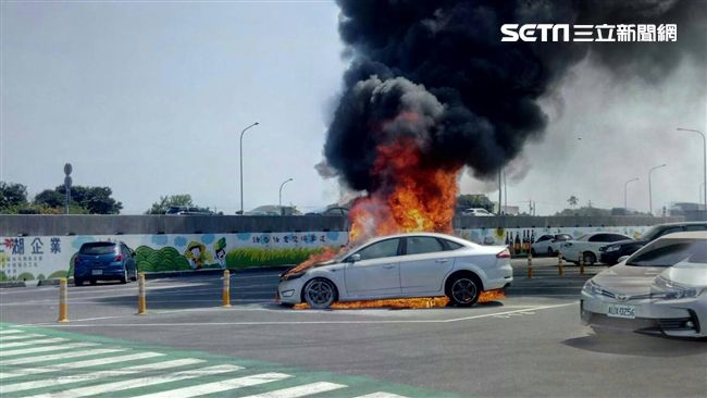 西螺休息站火燒車　白車慘燒成黑廢鐵