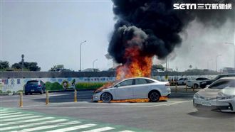 西螺休息站火燒車　白車慘燒成黑廢鐵