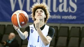 對手輕拍頭示意　球三弟竟賞他巴掌！
Lonzo Ball,LaMelo Ball,JBA,巴掌
翻攝自推特
