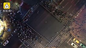 上海,闖紅燈,警察,拉鍊式,人牆（圖／翻攝自梨視頻）