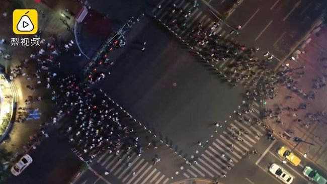阻民眾闖紅燈　陸「拉鍊式人牆」超狂