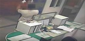 蠢男和女友賭氣酒駕，騎到派出所自拍只為證明自己在警局。（圖／翻攝畫面）