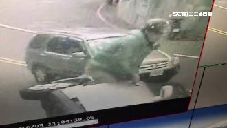 駕駛恍神自撞翻車　騎士路過爬車救人