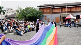 花東彩虹嘉年華花蓮場登場「2018花東彩虹嘉年華」花蓮場30日在花蓮文創園區登場，吸引數百民眾前往參與，現場拉起巨幅彩虹旗表達訴求，希望讓社會看見同志人權。中央社記者李先鳳攝　107年9月30日