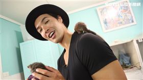 錦榮聽聞入圍金鐘，台北街頭驚聲尖叫。（圖／亞洲旅遊台提供）