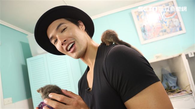 聽聞首度入圍金鐘　他甩偶包街頭尖叫