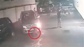 男童路邊玩耍被車輾，竟還能自行起身活蹦亂跳。（圖／翻攝YouTube）