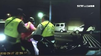 車空隙藏玄機！鷹眼警路檢機車揪藏槍