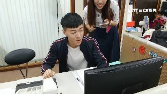 小哥告別演唱會　男星守電腦搶票孝親