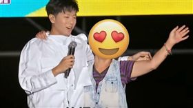 韋禮安開唱時遭白髮大嬸強行擁抱，讓他當場嚇傻。（圖／翻攝自YouTube）