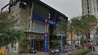 笨賊？男持榔頭敲破銀行玻璃門後逃逸