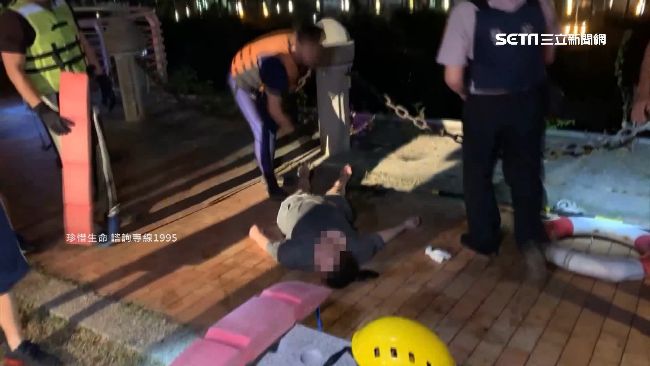 女假動作後跳河　英勇警跳水合力救人