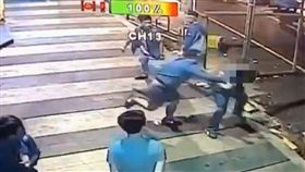 江嫌狠K竹聯熊堂大哥（圖／翻攝畫面）