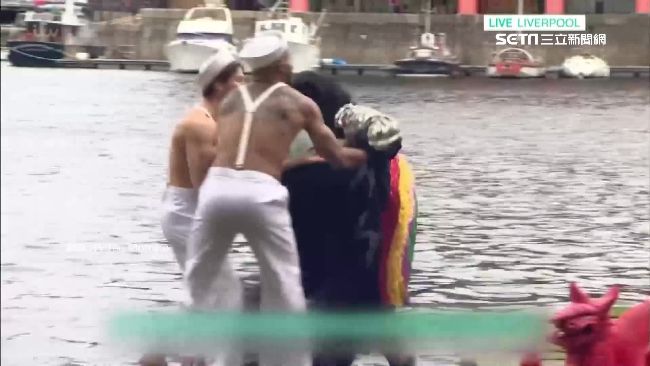 「看來會很濕…」水上播氣象助理落水