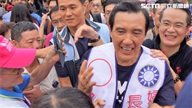 馬英九南下高雄輔選　受鄉親歡迎前總統馬英九（前右）30日南下高雄，為國民黨高雄市長參選人韓國瑜、市議員參選人邱于軒輔選，受到現場鄉親熱烈歡迎。中央社記者程啟峰高雄攝　107年9月30日