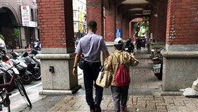 視障老嫗雨天獨行 暖警伸援手伴行