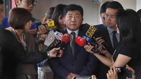 器官移植爭議  陳時中：不應不當連結或過多臆測衛生福利部長陳時中（中）4日上午列席立法院社環委員會前回應媒體詢問「是否相信台北市長柯文哲」時表示，「我相信證據」，整個事情做了一些連結，證據應明確，這是倫理議題，不管是對醫師或對任何人，倫理都是生命，不應不當連結或過多臆測，要讓證據講話。中央社記者王飛華攝  107年10月4日