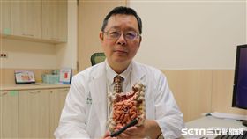 醫師王輝明說，大腸直腸癌癌症第四期不等於末期，只要患者長保信心、勇敢面對，並配合癌症多專科團隊密切配合就有治癒的可能。（圖／亞大醫院提供）