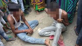 ▲村民逮住3名嫌犯等候警方逮捕。（圖／翻攝自@DavidJones_now推特）