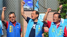 澎湖縣長參選人賴峰偉　競選總部成立（2）國民黨澎湖縣長參選人賴峰偉（前左2）30日在馬公信義路成立競選總部，國民黨副主席兼秘書長曾永權（前右2）為賴峰偉總部揭牌，加油造勢。中央社　107年9月30日