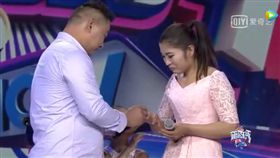 大陸,水泥妹,家庭歡樂秀,水泥,咳血(圖/翻攝自騰訊視頻)