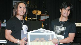 SHE出走華研股價暴跌　男團：快買