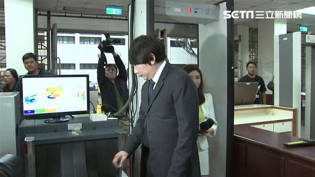 發福！性侵高院首開　秦偉釦子快爆開