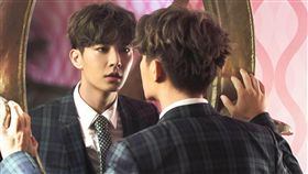 炎亞綸斥資拍攝親愛的怪物MV（2）歌手炎亞綸將推出全新音樂作品「親愛的怪物」，斥資新台幣300萬元拍攝同名主打歌MV，並在其中飾演每天做著重複的事、一舉一動都受控制，宛如模型工廠生產出的複製羊角色。（華研國際提供）中央社記者汪宜儒傳真　107年9月18日