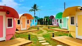 「走在星空下」民宿坐落於屏東縣琉球鄉，業者打造6座「星空水管屋」，涵管屋的外觀顏色採用馬卡龍配色，相當夢幻。特別的是，晚上若開啟星空開關，就會有美麗的室內夜空映入眼簾，彷彿到了星空隧道！（圖／翻攝自《小琉球民宿 走在星空下》臉書）