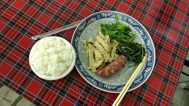 3菜1香腸1飯價格驚人　他懷疑人生