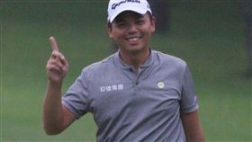 洪健堯一桿進洞並獨居領先。（圖／TPGA提供）