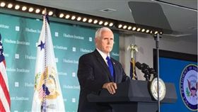 美國副總統彭斯（Mike Pence）於華府智庫哈德遜研究所（Hudson Institute）演說。（圖／翻攝自@ michaelsobolik 推特）