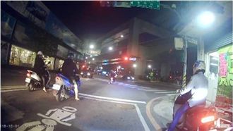 綠燈起步被撞　竟被酸：慢一點很難？