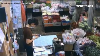 貴婦一身名牌逛花市　轉身竟順手偷花