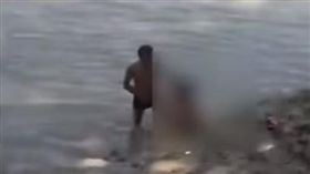 在恆河洗澡的女子，遭到兩名男性集體性侵。（圖／翻攝自《NYOOOZ TV》YouTube）