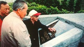 鹿窟事件  監委提調查報告糾正國防部經過一年半調查，監察委員高鳳仙20日將對白色恐怖時期的鹿窟事件提出調查報告，並糾正國防部。高鳳仙說，當時軍方審判草率，不但違反法律，更嚴重侵害人權。圖為事件發生地點設置的紀念碑，受難者流淚撫摸碑文。（檔案照片）中央社  106年10月20日