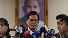 國防部長談國慶空中兵力預演雙十國慶將至，空軍將出動C-130運輸機、P-3反潛機、Beech 1900等慢速機通過總統府上方進行預演，國防部長嚴德發（中）3日受訪表示，預演相當順利，希望將國軍最好一面展現給外界。中央社記者孫仲達攝  107年10月3日