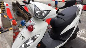 莽男不爽警　強灌三秒膠到警車鑰匙孔遭判刑