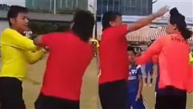 小朋友都在看！少足教練衝上場打裁判
足球,學童盃,打裁判,中華足協
翻攝自YouTube