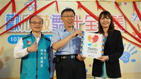 電扶梯啟用典禮挨批　柯文哲：重大工程才出席台北市長柯文哲（中）4日出席捷運古亭站7號出入口電扶梯完工啟用典禮挨批，他5日出席107學年度台北市非營利幼兒園聯合揭牌記者會時受訪表示，市府編列新台幣6億元預算在各捷運站設置電扶梯或電梯，是屬重大工程才會出席啟用典禮。中央社記者梁珮綺攝　107年10月5日