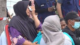 海嘯重創印尼巴路 災民慟失親人印尼中蘇拉威西省巴路市遭地震海嘯重創，收容所外的婦人因失去家人痛哭失聲。中央社記者周永捷巴路攝  107年10月5日