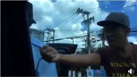 不滿生意被搶…嘟嘟車駕駛爆走踹車　乘客酸：歡迎來到清邁　圖／翻攝臉書